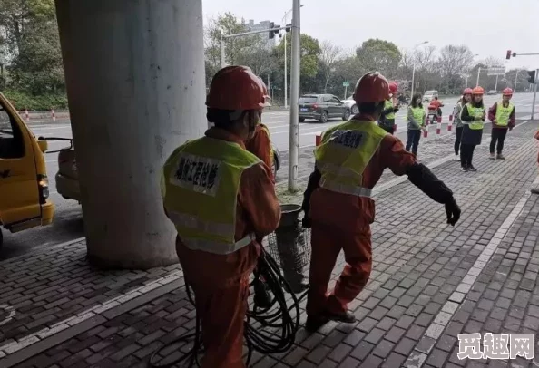 外勤中突然下雨麻妃，团队紧急应对天气变化确保任务顺利进行