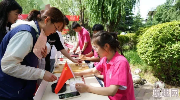 年轻的女学生在校园内积极参与各类社团活动，展现出多才多艺的一面，引发同学们的广泛关注与赞赏