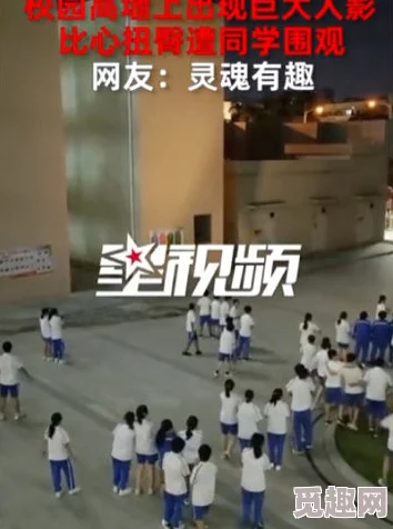 晓可耐勾搭影吧小伙啪啪，现场火爆气氛引发众人围观，热情互动让人目不暇接！